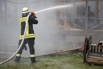 Bieselsberg: Schreinerei Gebaeude steht in Vollbrand